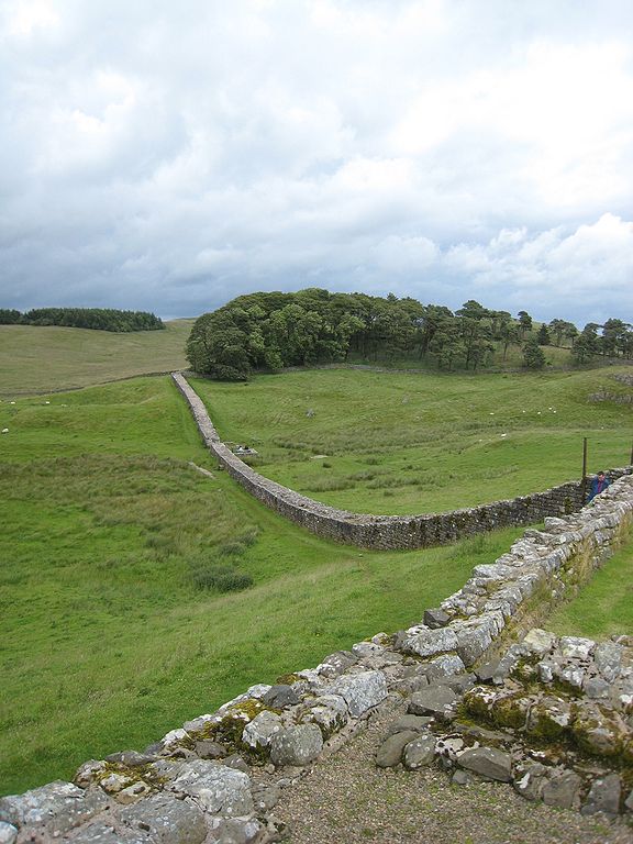 576px Hadrians Wall from Housesteads1