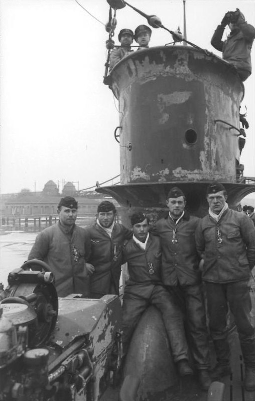 Bundesarchiv Bild 101II MW 5566 24 Wilhelmshaven U Boot Mnner mit Eisernem Kreuz