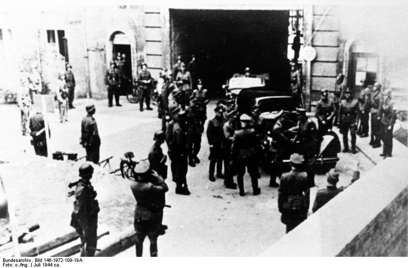 Bundesarchiv Bild 146 1972 109 19A Berlin Soldaten und Waffen SS im Bendlerblock