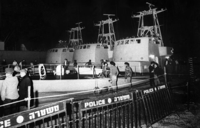 В нощта на 24 срещу 25 декември 1969 г. в пристанище Шербур: 