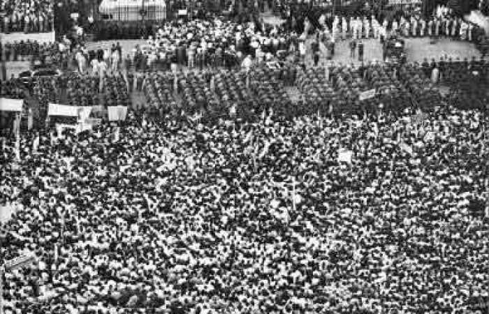На Форума в Алжир, 13 май 1958 г.