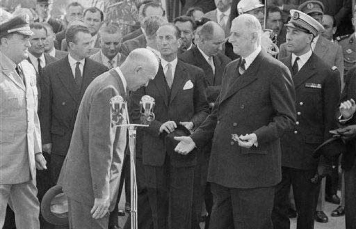 Дуайт Айзенхауер се покланя на Дьо Гол, 2 септември 1959, летище Бурже, Париж