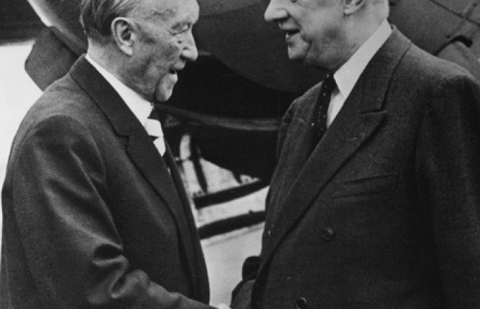 Дьо Гол поздравява Аденауер, Париж, 27.09.1963. “Приятелството е по-важно от протокола”.