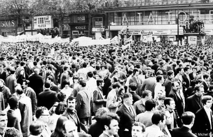 След 13 май 1968 г. десетмилионна обща стачка парализира Франция.