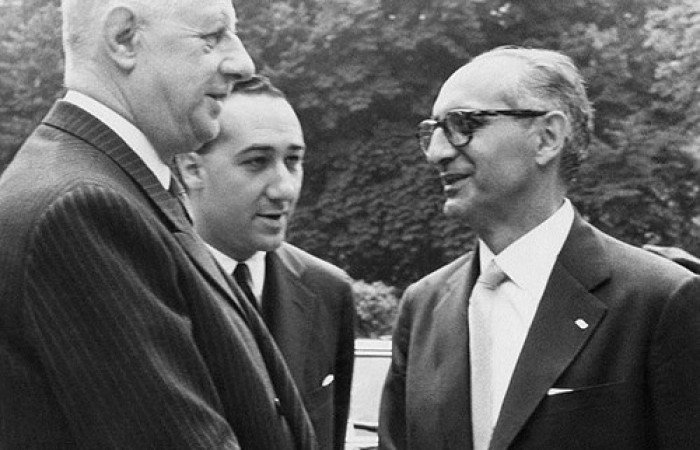 Среща между френския и аржентинския президент Артуро Фрондизи, неуточнена дата.