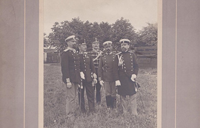 Група офицери от различни армии, сред които и Жостов – 1907 г. кавалерийско кадетско училище.