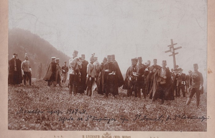 5 септември 1907 г. – Маневри, Франция – Жостов е с бяла фуражка, обърнат с гръб