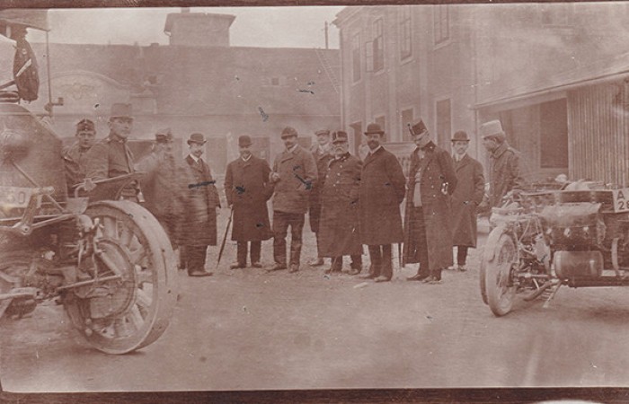 Изпитания на автомобилни влакове; Австро-Унгария, 1906 г. – Жостов е четвърти отдясно-наляво.
