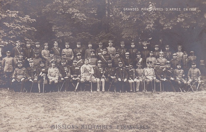 Снимка на военните аташета, присъствали на военните маневри; Франция 1908 г.; подполковник Жостов е в средата